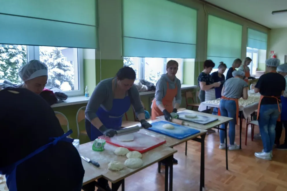 Skrzyszów: Ukraińskie uchodźczynie przygotowały pierogi i barszcz w ramach akcji charytatywnej