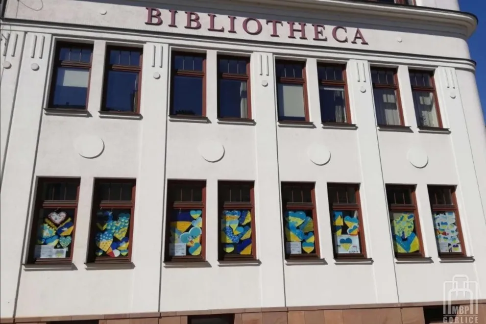 W oknach Miejskiej Biblioteki Publicznej w Gorlicach zawisły dziesiątki papierowych serc