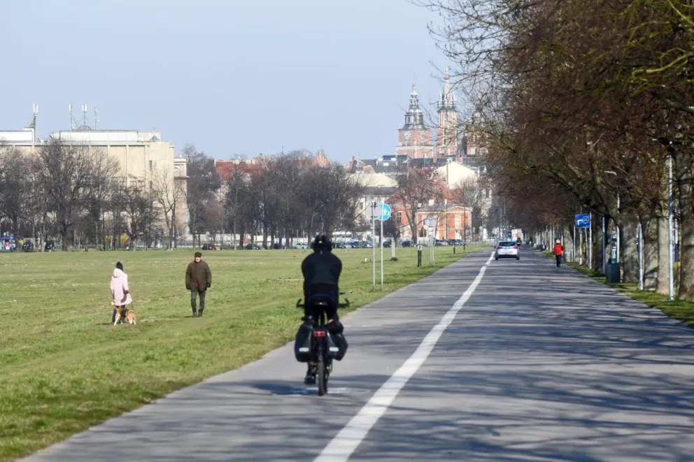 Coraz więcej rowerzystów. Małopolska policja apeluje o uważność na drogach