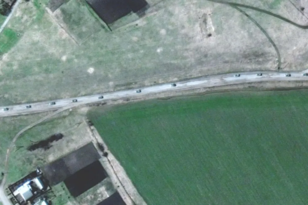CNN: 12-kilometrowy konwój wojskowy na wschód Charkowa