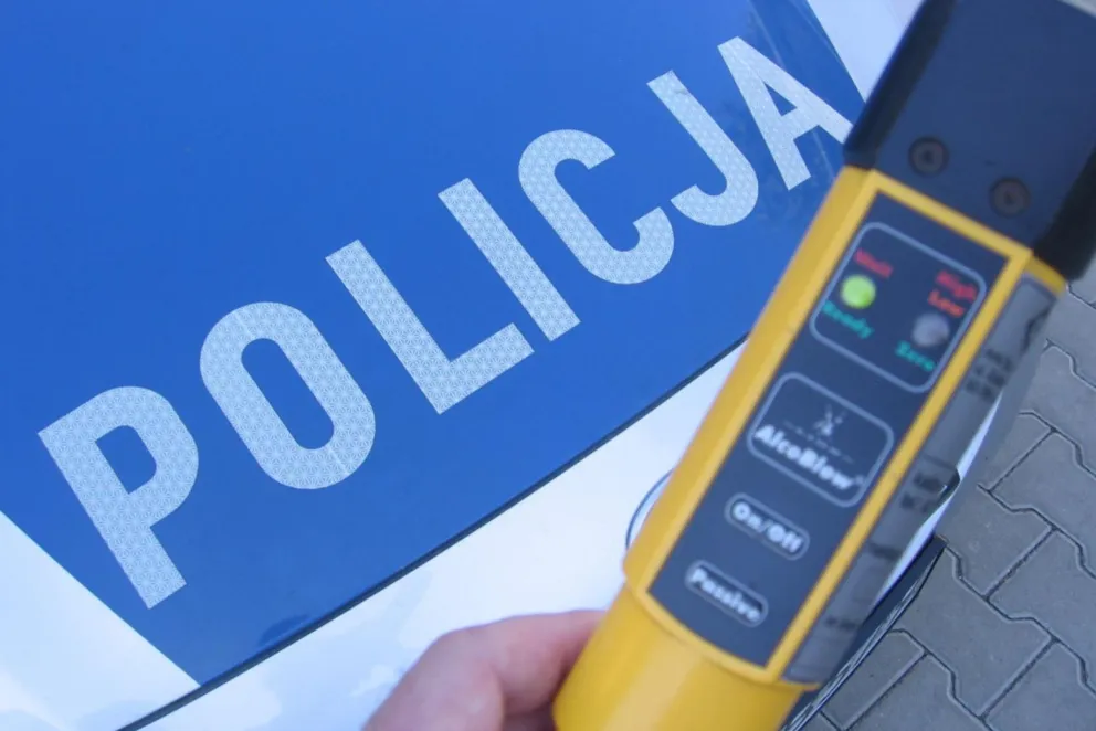Kompletnie pijany 51-latek z zakazem prowadzenia pojazdów jechał na skuterze