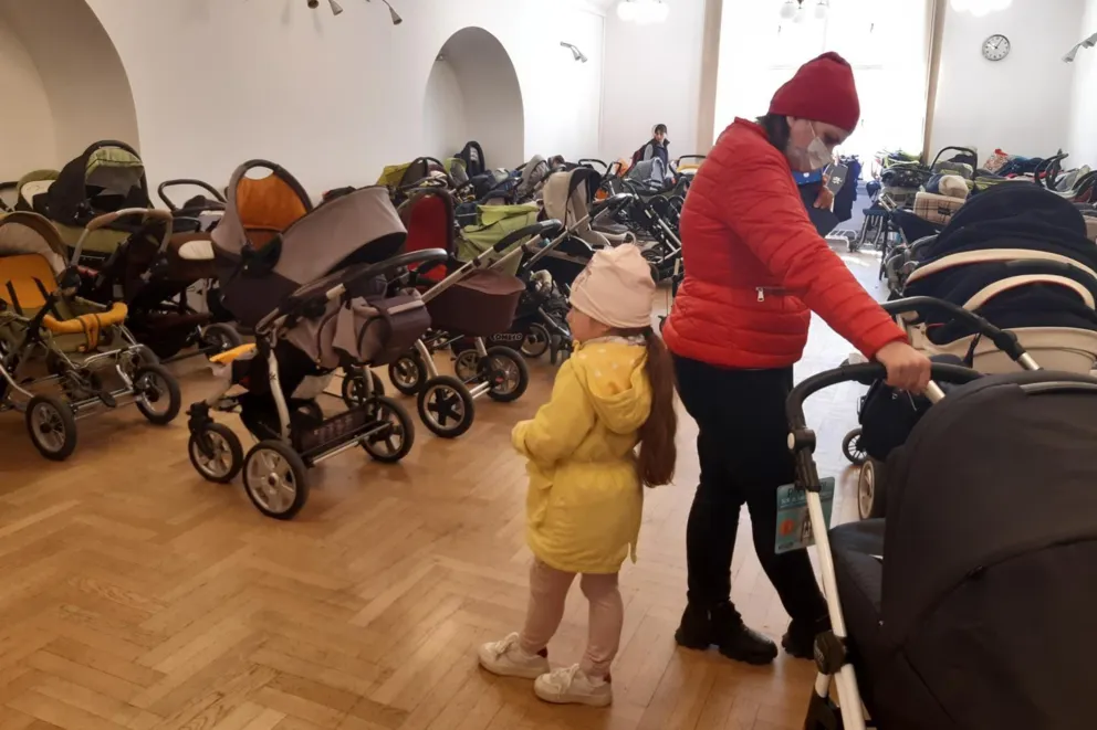 Ponad 1300 wózków rozdano matkom z Ukrainy w Wojewódzkiej Bibliotece Publicznej w Krakowie