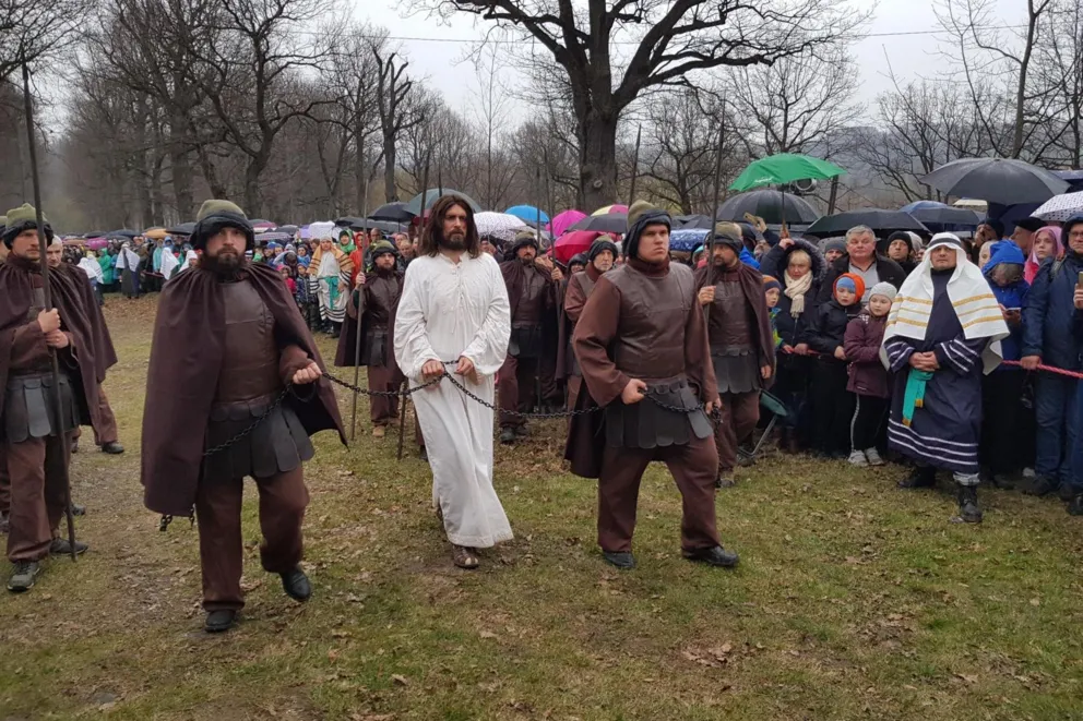 W misterium Męki Pańskiej w Kalwarii Zebrzydowskiej wzięło udział około 100 tysięcy wiernych