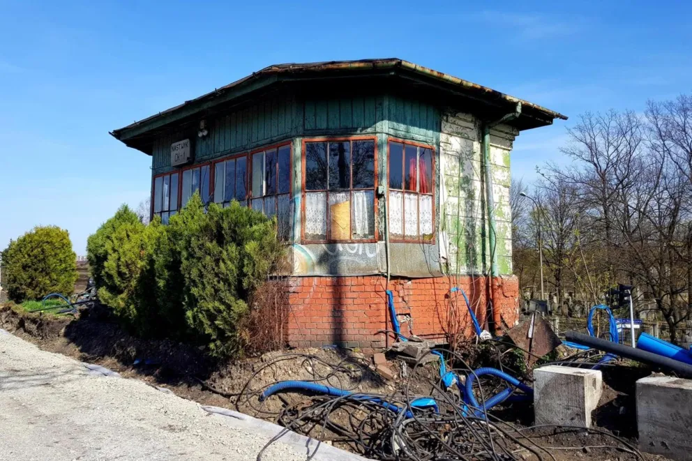PKP przygotowuje się do przeniesienia budynku starej nastawni kolejowej w Chrzanowie. ZDJĘCIA
