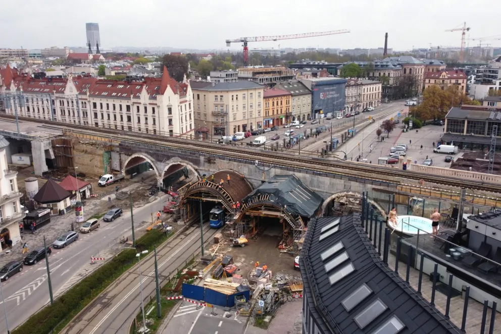 Trwa odbudowa wiaduktu kolejowego nad ulicą Grzegórzecką. ZDJĘCIA