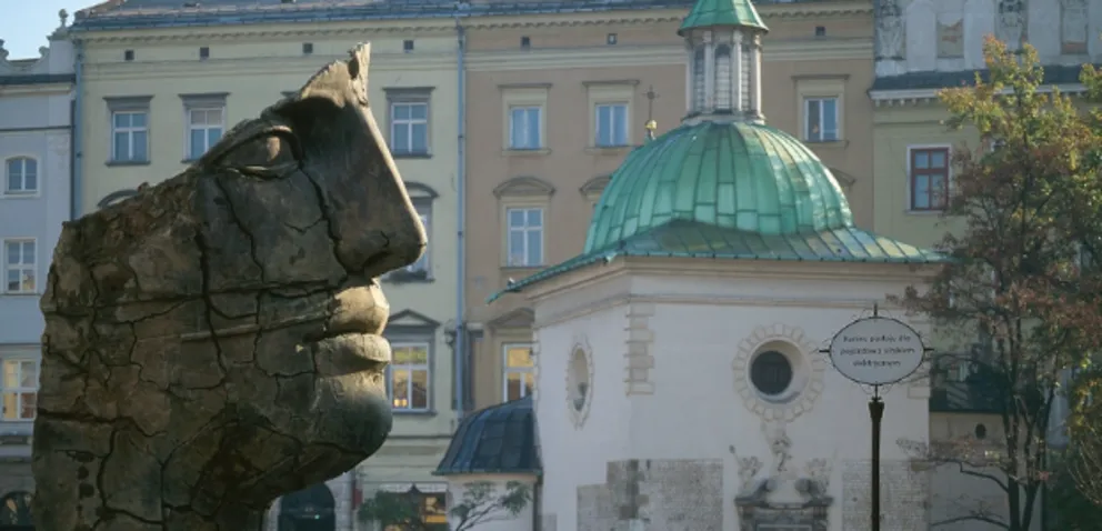 BYŁY SOBIE RZEŹBY W MIEŚCIE….- rzeźby Igora Mitoraja w fotografiach Tadeusza Cukra