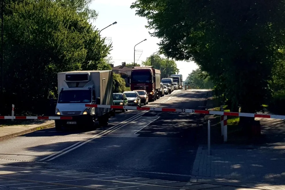 Jak rozwiązać problem mieszkańców Chełmka? Codziennie tracą czas przed zamkniętymi kolejowymi szlabanami