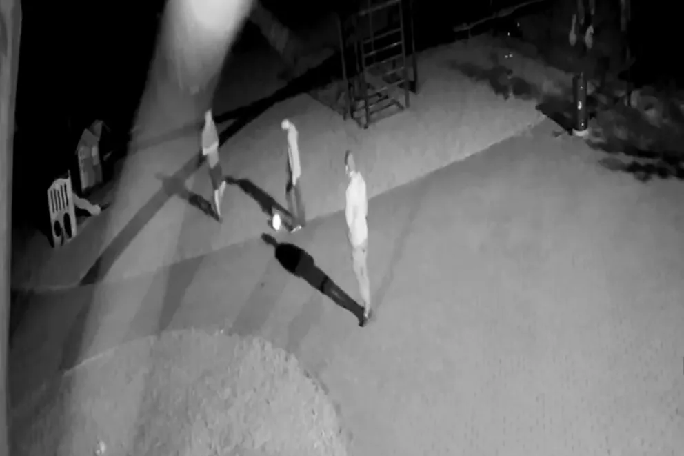 Zaborze. Policjanci poszukują sprawców uszkodzenia sprzętu rekreacyjnego na terenie przedszkola
