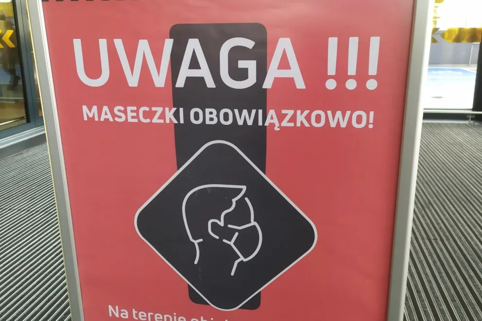 Przedłużono nakaz noszenia maseczek w szpitalach i aptekach