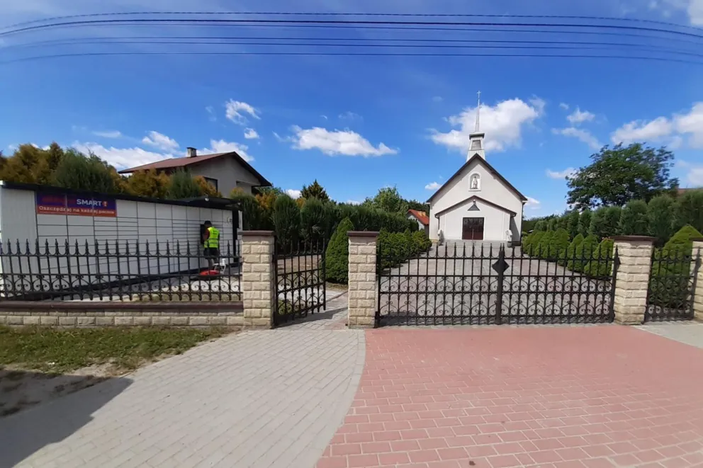 Paczkomat przy kaplicy w Niwce niedaleko Tarnowa wzbudzał spore kontrowersje. Został usunięty