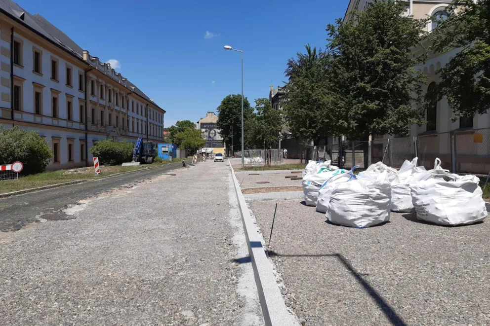 Na ulicy Piłsudskiego w Tarnowie pracowników nie widać, ale remont trwa