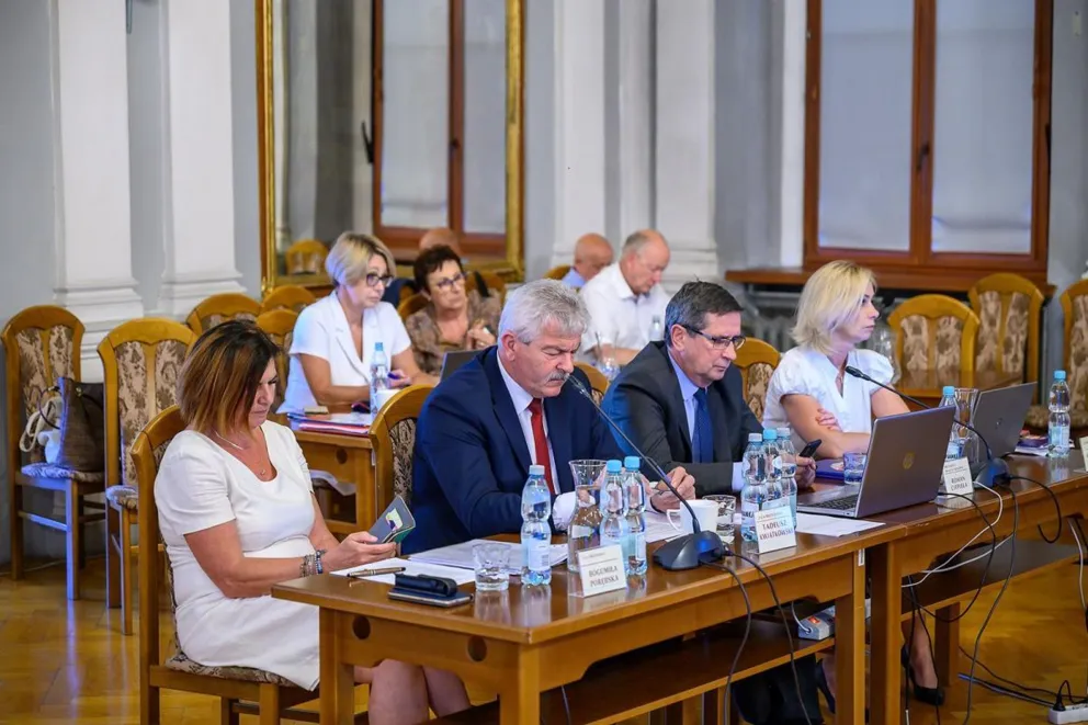 Roman Ciepiela nie dostał wotum zaufania, zapowiedział rezygnację ze stanowiska, z której się jednak wycofał 