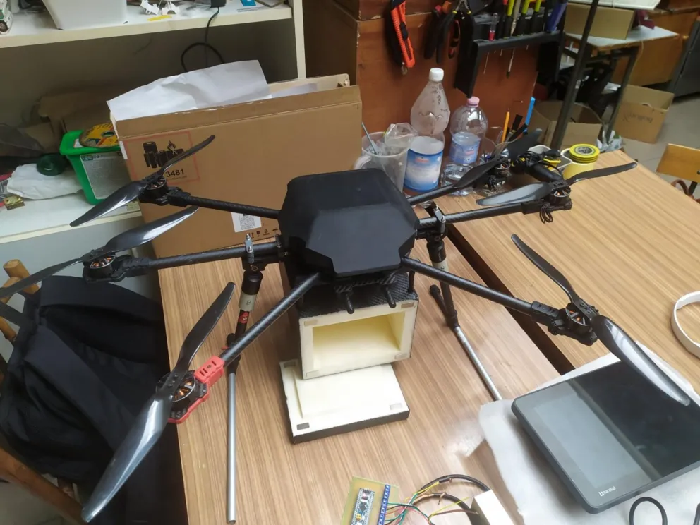 Sprawnie omija przeszkody i służy do ratowania życia. Na krakowskiej uczelni powstał dron medyczny do transoprtu krwi