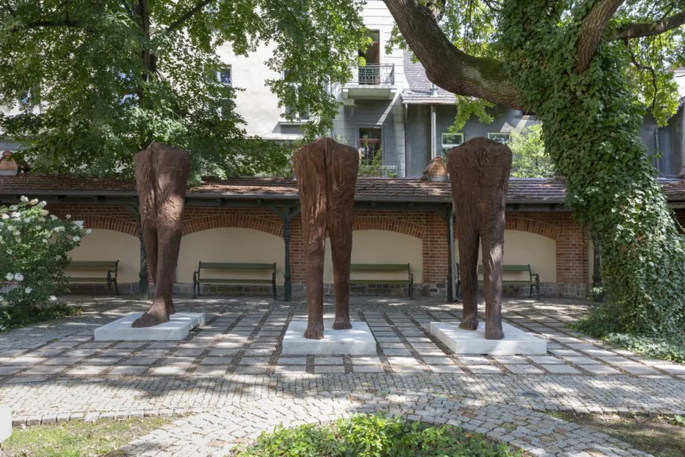 "Postacie kroczące" Abakanowicz w ogrodzie MNK 