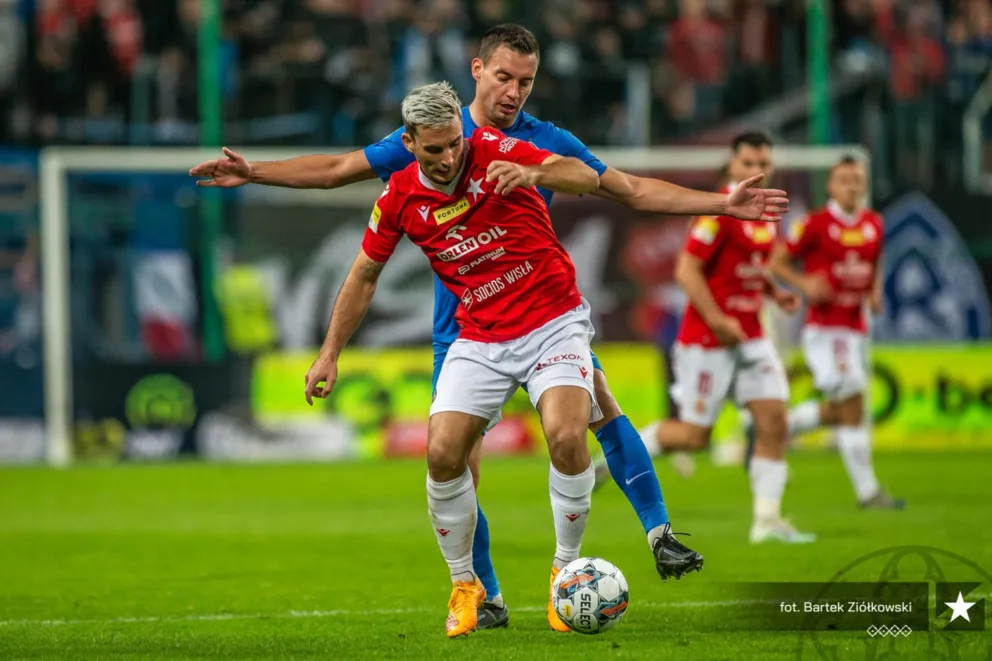 Wspólny doping na trybunach, podział punktów na boisku
