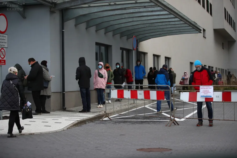 Ekspert: część szpitali już jest na skraju wydolności; stosowanie się do zaleceń - kluczowe