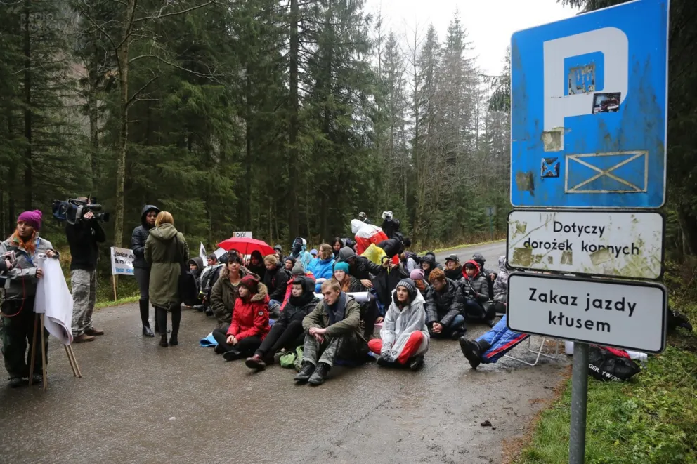 Blokada drogi przez ekologów, fot. Przemysław Bolechowski