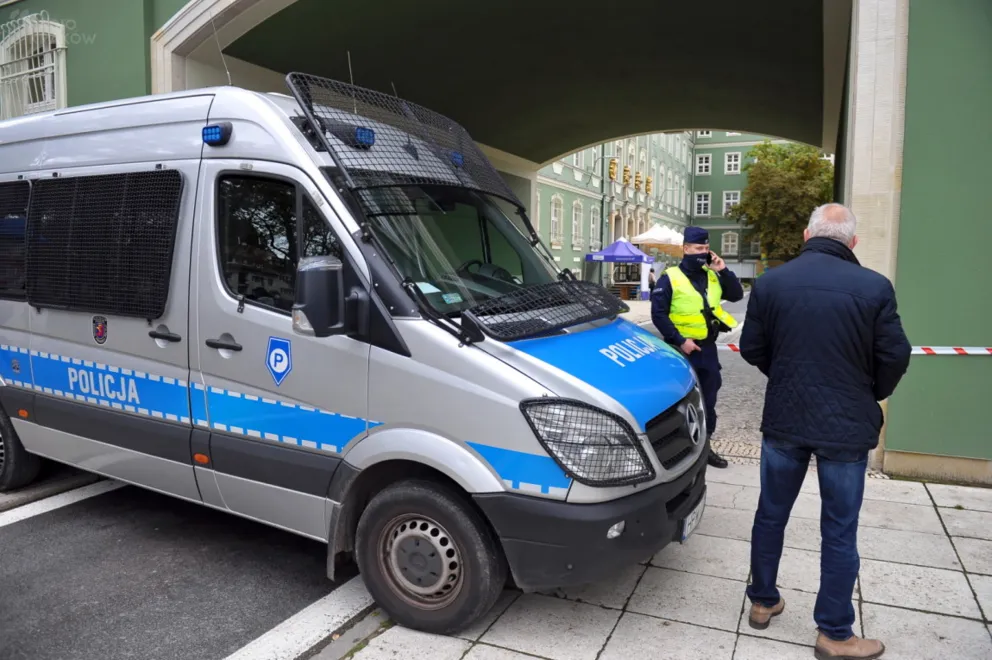 W sobotę policjanci wystawili w Małopolsce 384 mandaty i 130 wnioski do sądu za brak maseczek