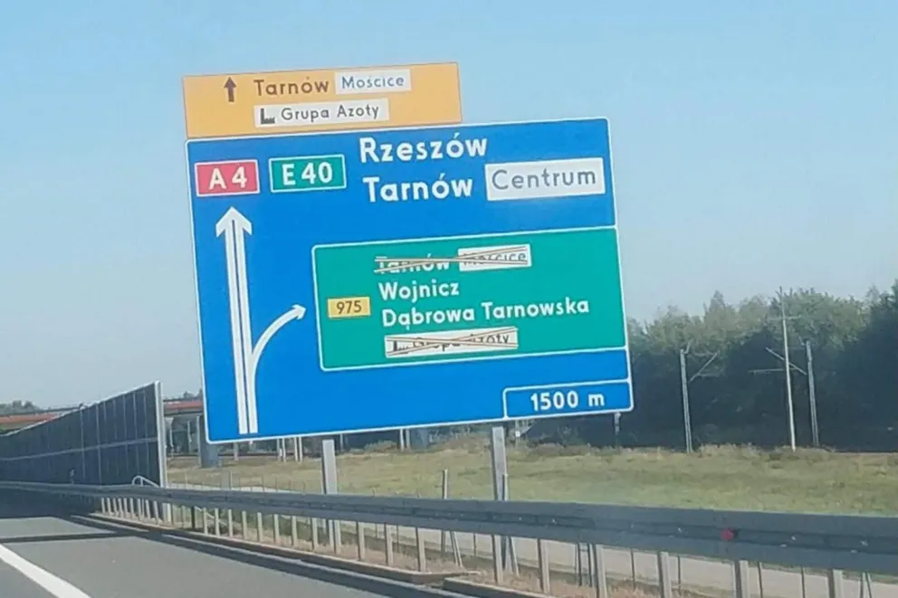 Most w Ostrowie jest otwarty od 4 miesięcy, ale znaki na A4 dalej tego nie pokazują