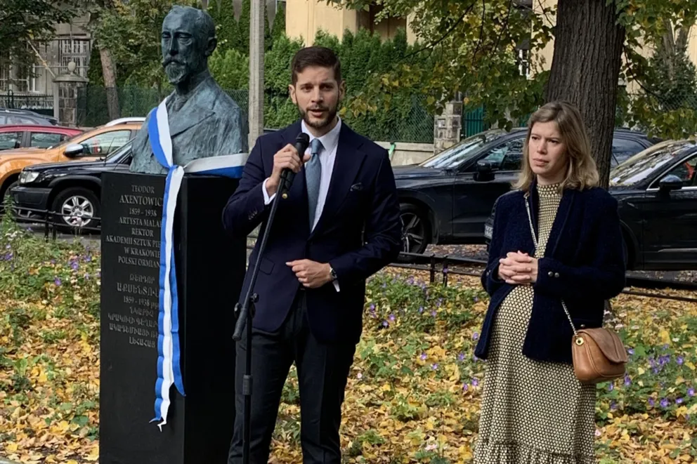 W Krakowie odsłonięto popiersie Teodora Axentowicza, malarza i polskiego Ormianina 