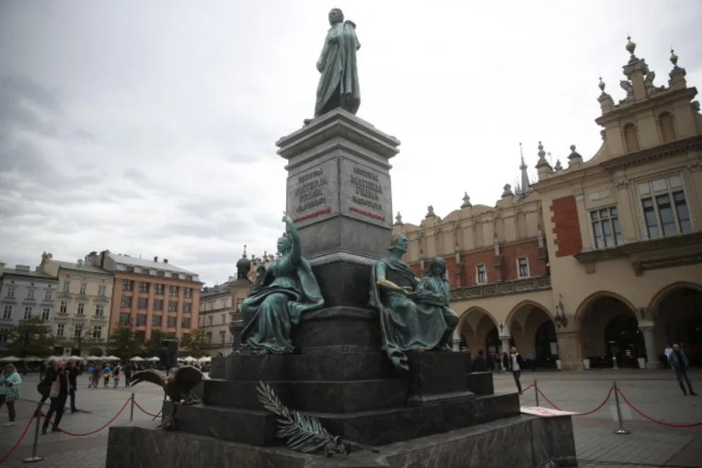 Na Rynku Głównym stanął... drugi pomnik Adama Mickiewicza. ZDJĘCIA
