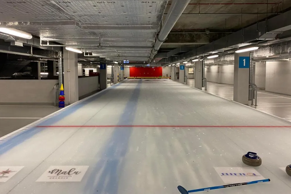 W Krakowie można spróbować swoich sił w grze w... curling