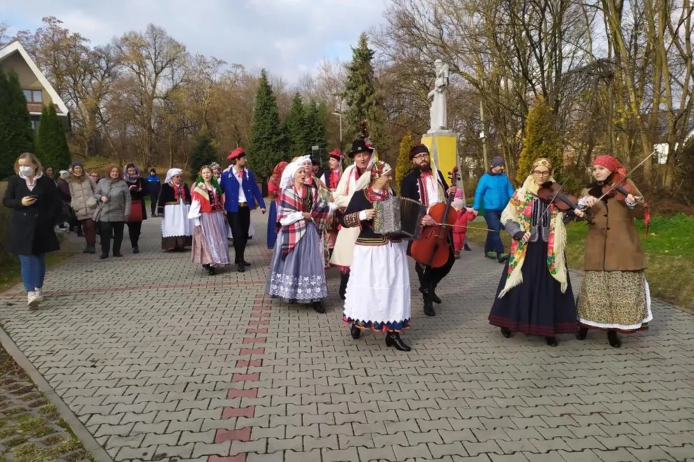 Kraków: ceremonia osadzenia chochoła na pamiątkę historii z "Wesela"