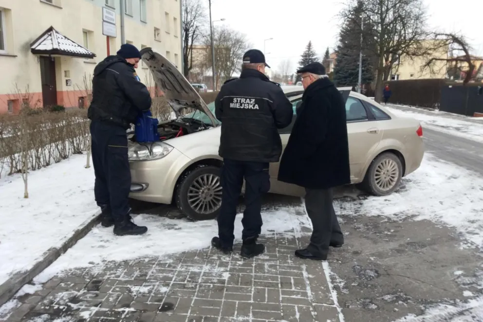 Tarnów: strażnicy miejscy pomogą w przypadku problemów z rozładowanym na mrozie akumulatorem