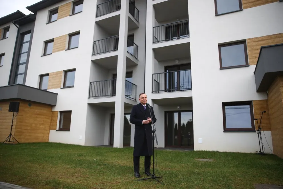 Prezydent obejrzał blok w Lusławicach zbudowany przy wsparciu Rządowego Funduszu Inwestycji Lokalnych