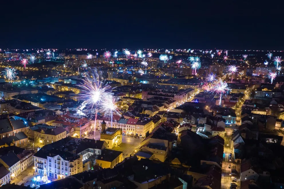 Mieszkańcy Tarnowa przyszli na Rynek witać nowy rok - nie zabrakło fajerwerków