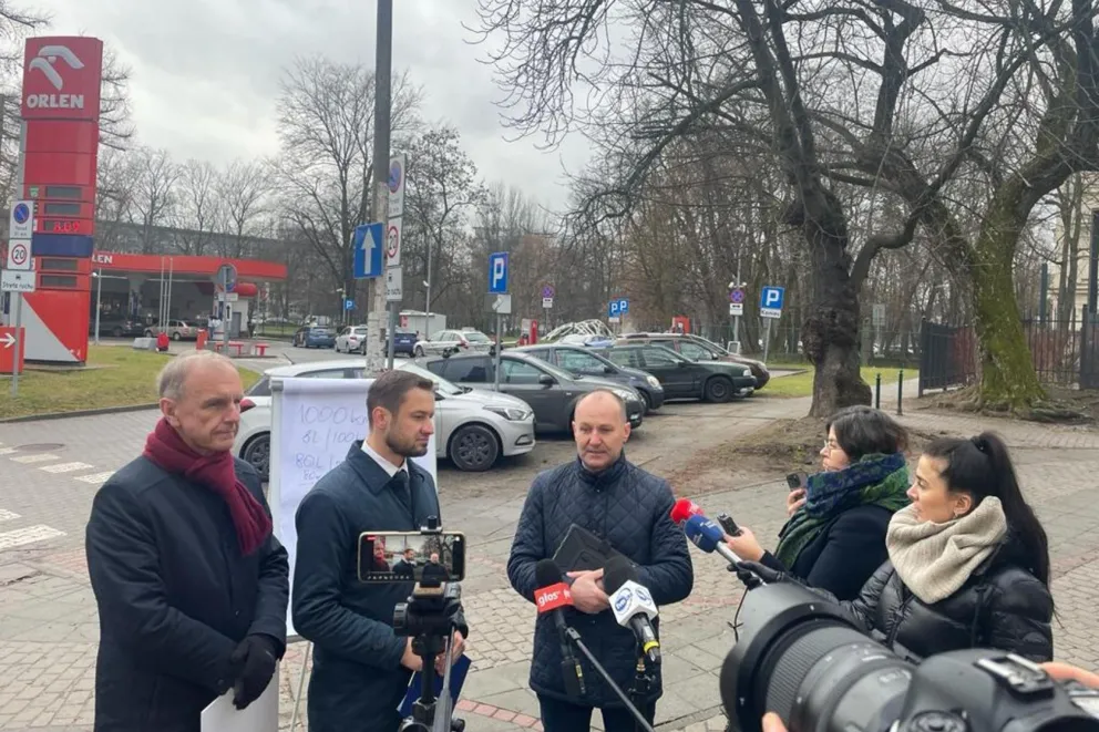 Parlamentarzyści Koalicji Obywatelskiej domagają się wyjaśnień w sprawie cen paliw na stacjach PKN Orlen