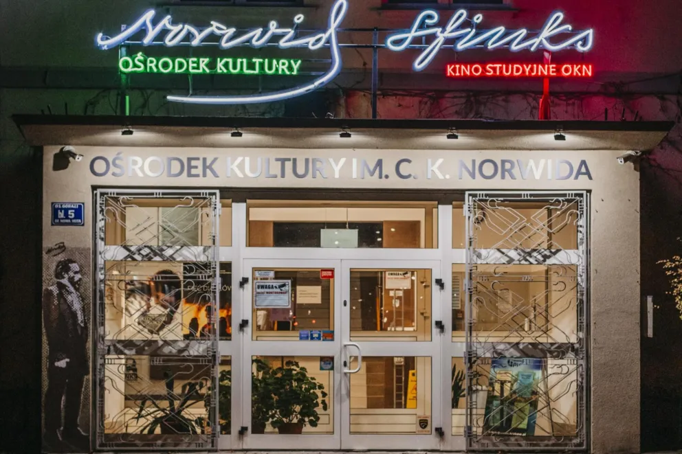 Premiera „Przewodnika po neonach Nowej Huty” i fontu „Samosia” – finał projektu „Szlak nowohuckich neonów”
