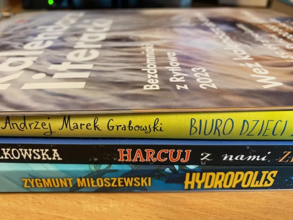 Biuro dzieci znalezionych, Hydropolis, harcujące słowa i psy do adopcji. Alfabet 12.2.23