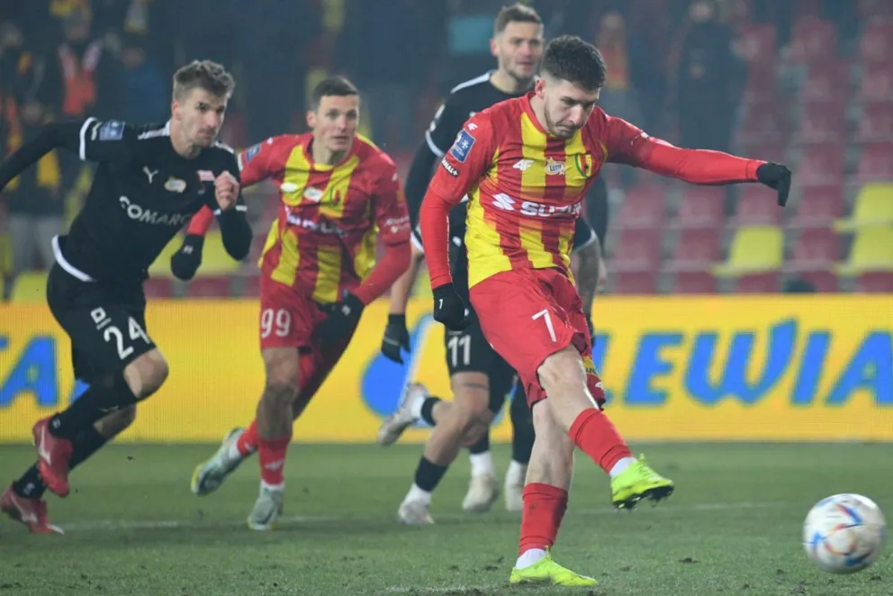 Ekstraklasa piłkarska - Korona - Cracovia 2:1. 
