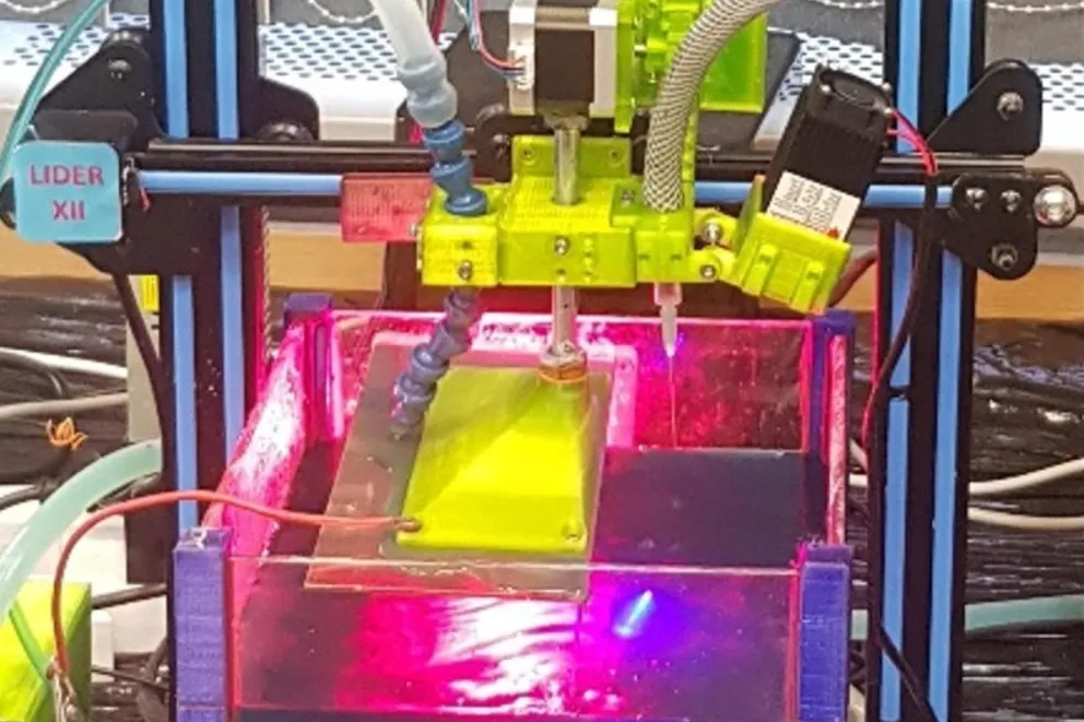 Doktorant Politechniki Krakowskiej jako pierwszy na świecie opracował technologię druku 3D, która pozwala na tworzenie elementów zbudowanych z połączenia metalu i materiałów sztucznych