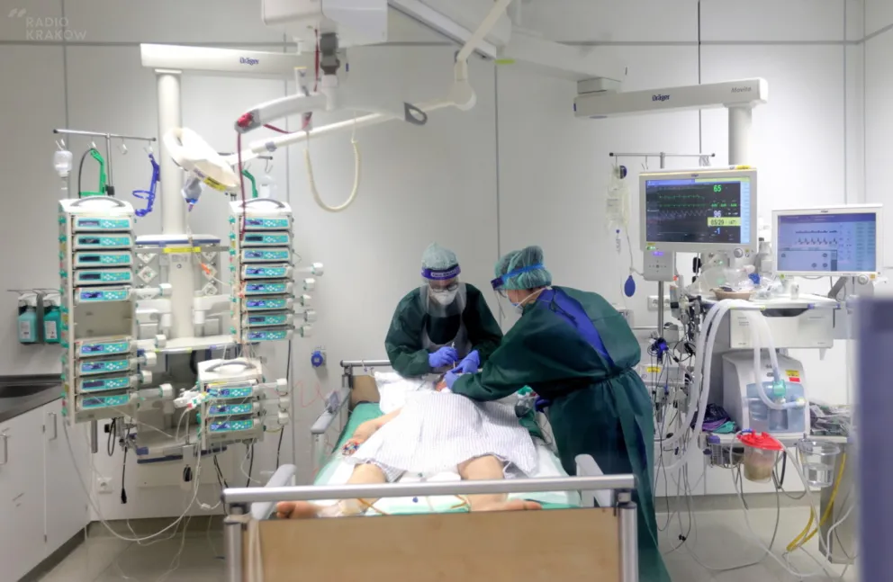 Najwięcej zakażeń i zgonów od początku epidemii. 12 107 nowych przypadków Covid-19, zmarło 168 osób