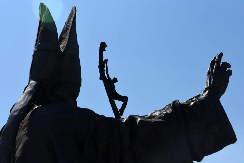 Strażacy zagrali "Barkę" przed pomnikiem Jana Pawła II w Wadowicach