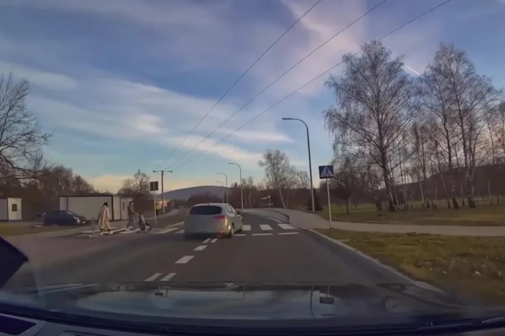 Pirat omal nie potrącił na przejściu rodziny. Policja prosi pieszych o kontakt