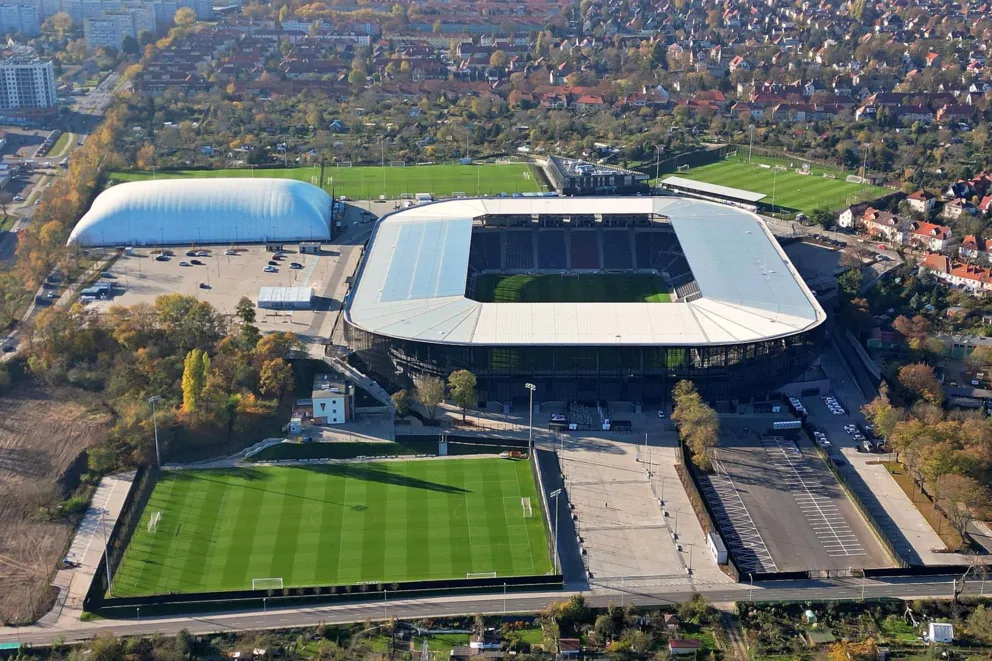 Daleki przedświąteczny wyjazd Cracovii. TRANSMISJA 