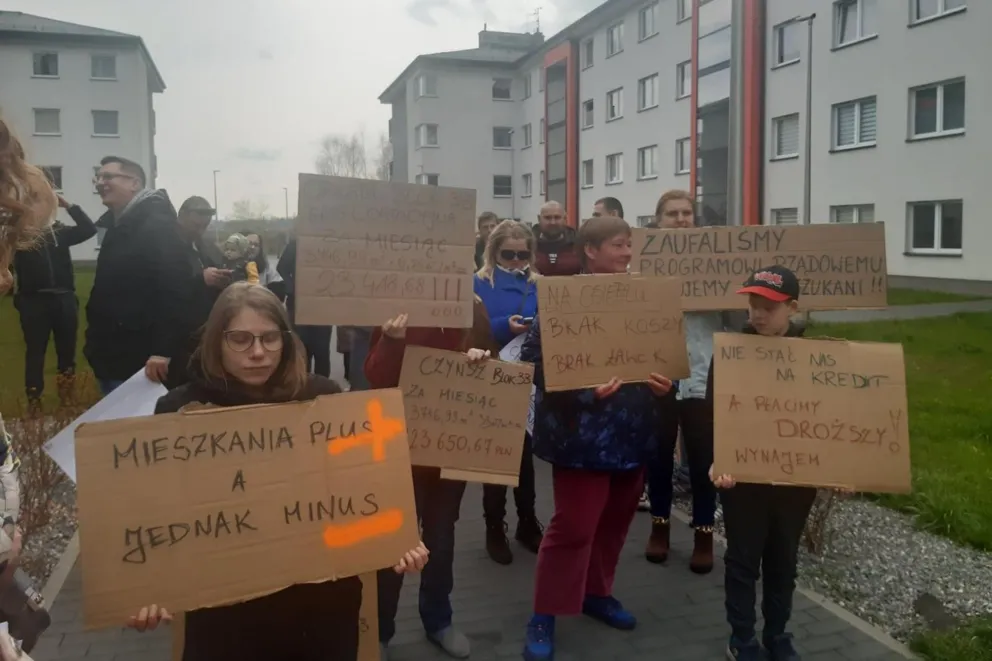 Kraków: mieszkańcy osiedla Kliny protestowali przeciwko wysokim czynszom w "Mieszkaniach Plus"