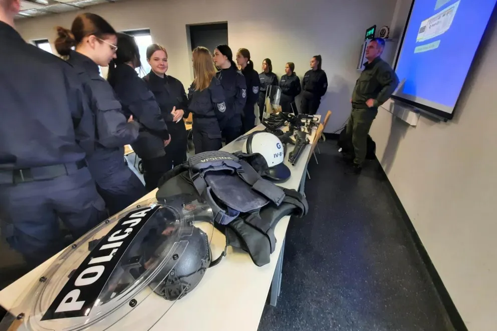Kraków: maturzyści wzięli udział w dniu otwartym małopolskiego garnizonu policji