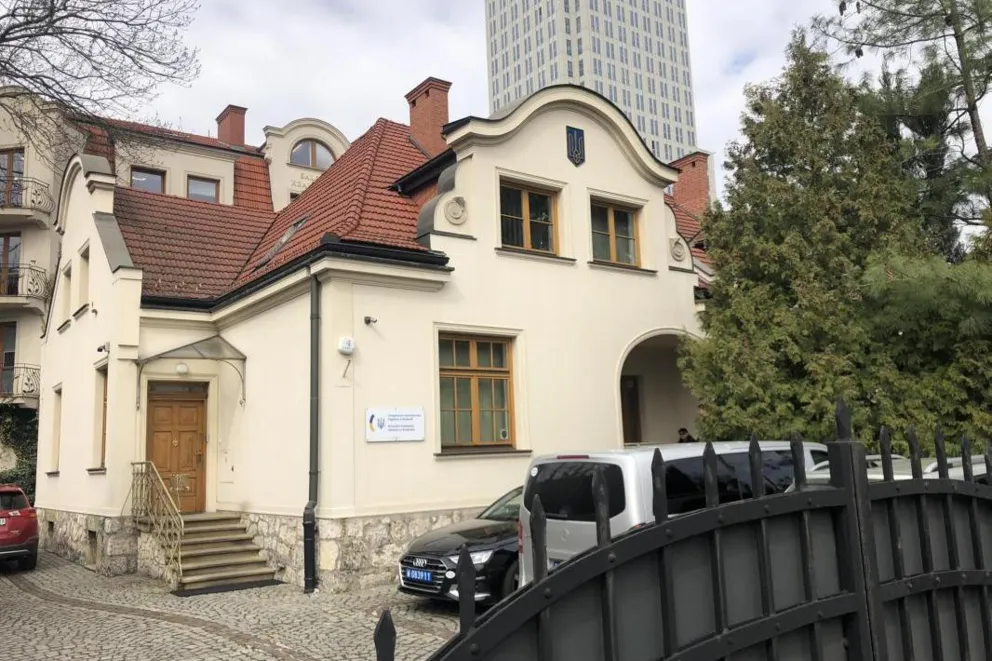 63-latek podpalił się przed konsulatem Ukrainy. Mężczyzna przeszedł operację