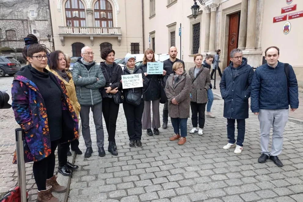 Mieszkańcy Zwierzyńca przeciwko budowie ścieżki rowerowej na wałach Rudawy. Protest pod Urzędem Miasta 