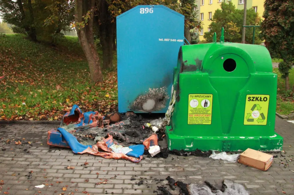 12 zarzutów dla piromana z Oświęcimia podpalającego kosze na śmieci