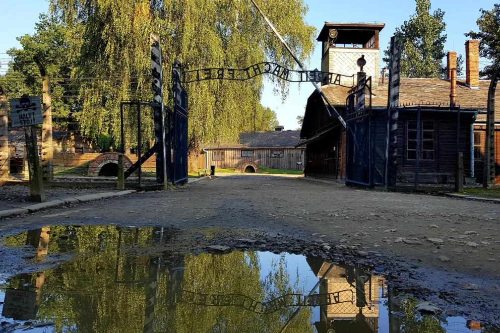 Dyrektorka szkoły o "hajlowaniu" swoich uczniów w Auschwitz: "ten incydent bardzo boli"