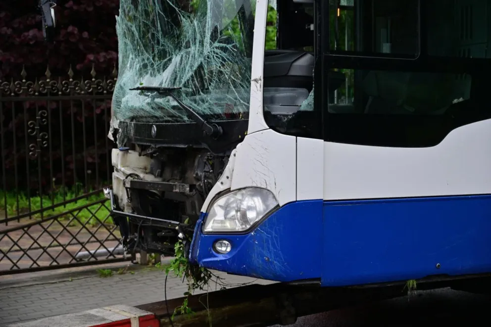 Autobus MPK wypadł z drogi i wjechał do ogródka w Woli Zachariaszowskiej