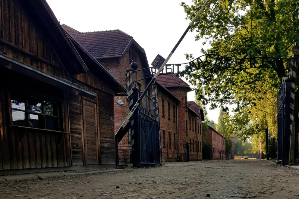 Muzeum Auschwitz reaguje na spot PiS. "Instrumentalizacja tragedii ludzi uwłacza pamięci ofiar"