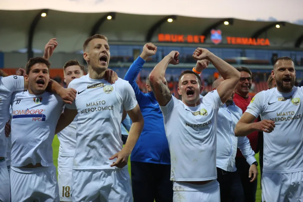 Puszcza Niepołomice w ekstraklasie! Historyczny awans na 100-lecie klubu