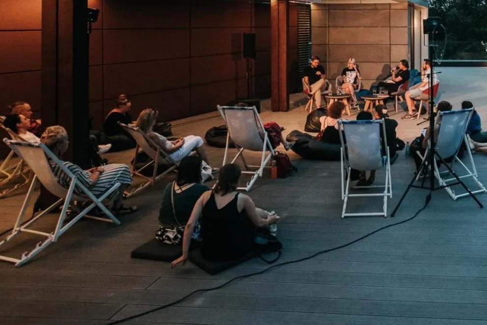 Herbata na dachu, głębokie słuchanie i teatr, który daje siłę - nadchodzi Bulwart sztuki 2023 