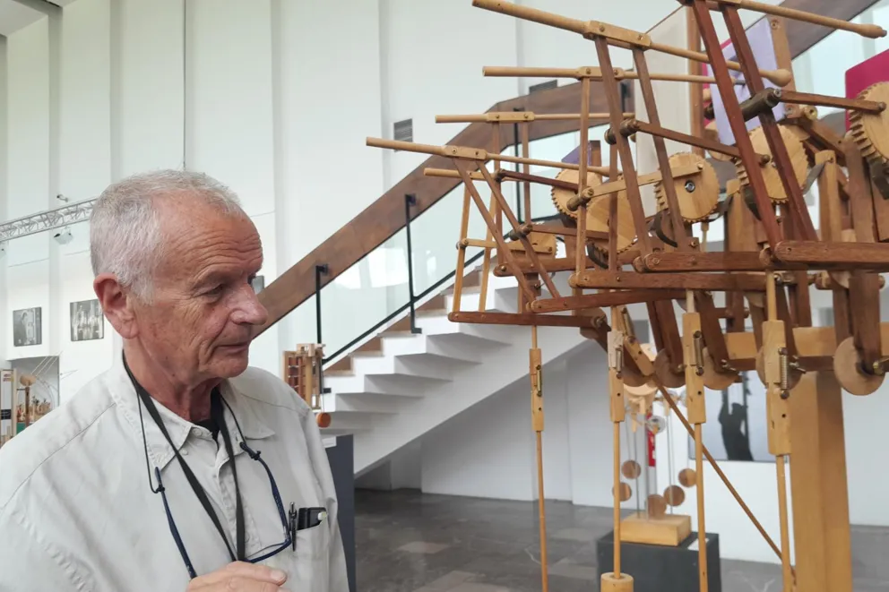 O sztuce kinetycznej, wierszach Szymborskiej i muzyce Bacha. Prof. Piotr Bożyk w galerii NCK